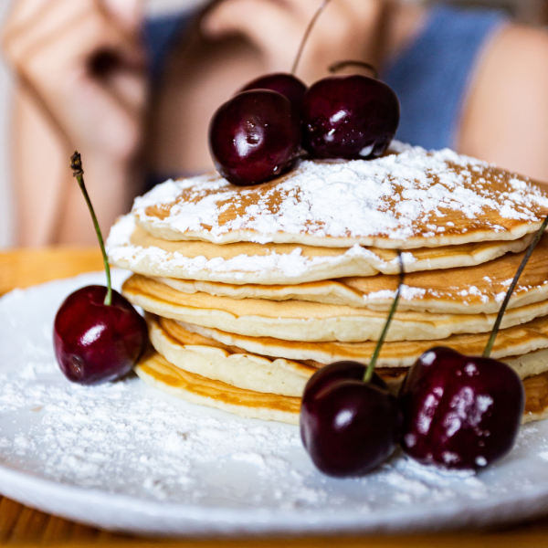 Tortitas esponjosas con cerezas frescas de Disfrutaonline