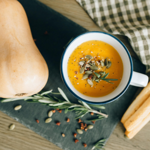 Crema de calabaza casera con semillas y romero