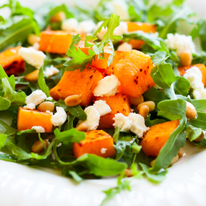 Ensalada de calabaza asada con queso y hojas verdes