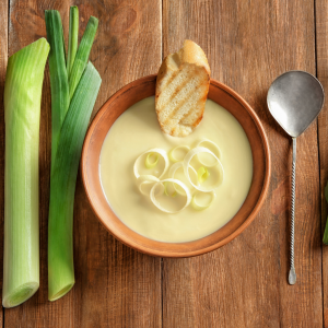 Crema casera de cebolla dulce, puerro y patata, con pan tostado