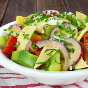 Cebolla morada en ensalada fresca con aguacate y queso