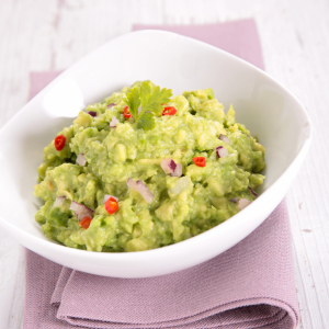Guacamole casero con cebolla morada fresca