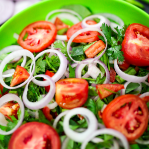 ensalada fresca de tomate y cebolla al natural