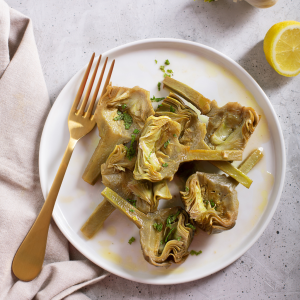 Alcachofas frescas cocinadas con aceite de oliva y limón, receta saludable de Disfrutaonline