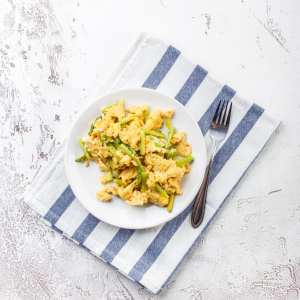 Revuelto de espárragos verdes finos con huevo