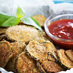 Chips crujientes de berenjena con salsa de tomate.