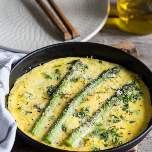 Tortilla casera de espárragos verdes finos frescos en sartén