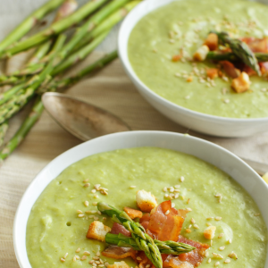 Crema casera de espárragos verdes, con toppings de bacon crujiente