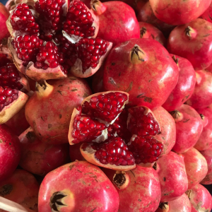 Granadas frescas abiertas con granos rojos jugosos