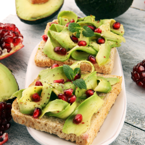 Tostadas de aguacate con granada fresca