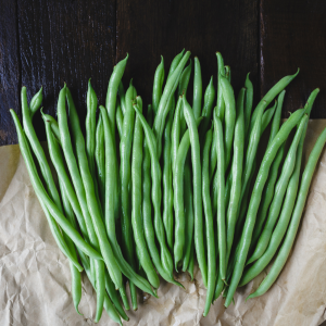 Judías verdes frescas sobre papel natural