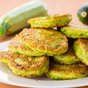 Tortitas de calabacín caseras recién hechas
