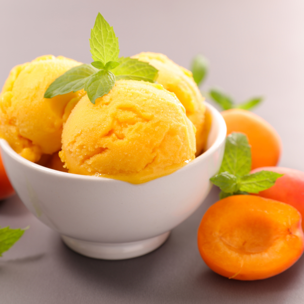 Helado casero de albaricoque con fruta natural de temporada