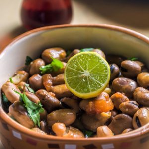 Habas guisadas con limón fresco y con hierbas