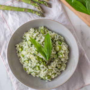 risotto cremoso con espárragos verdes frescos