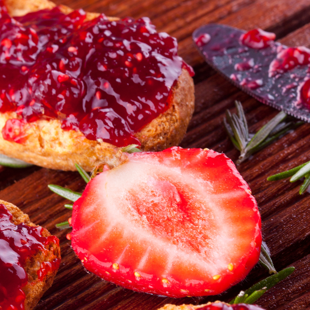 Tostada con mermelada de fresones natural.