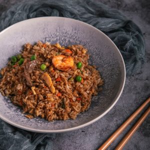 Arroz frito con guisantes, pollo, gambas y salsa de soja
