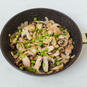 Salteado de champiñones con cebolleta tierna saludable