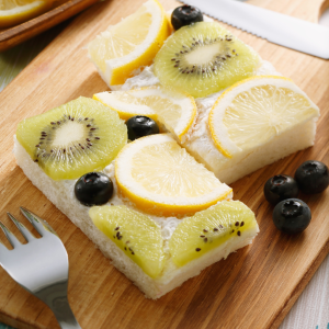 Bizcocho de kiwi verde, limón y arándanos