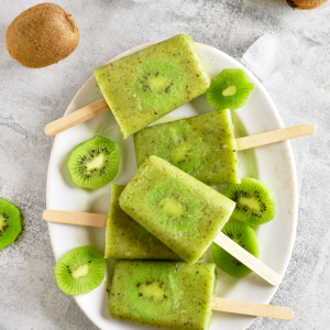 Helados caseros de kiwi verde zespri en paleta