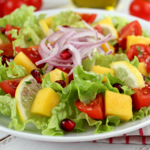 Ensalada tropical con corazones de lechuga baby y fruta de temporada