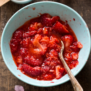 Fresones con azúcar en bol casero