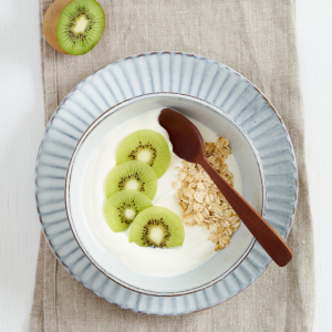 Yogur natural con kiwi verde y avena