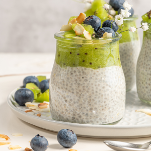 Pudin de chía con kiwi verde zespri y arándanos frescos