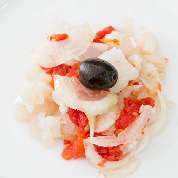 Ensalada mediterránea con cebolleta tierna, aceitunas negras y tomate