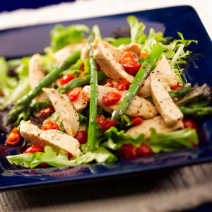 Ensalada templada de pollo, espárragos verdes y tomates cherry