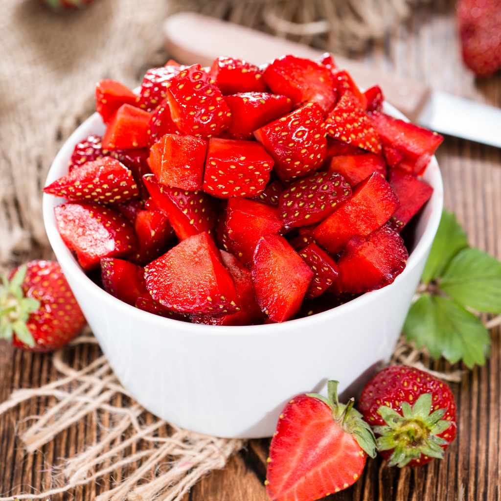 Bol de fresones troceados frescos