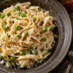 Pasta con guisantes y parmesano rallado