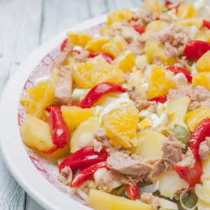 Ensalada de patata con naranja, pimiento rojo y cebolleta fresca