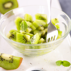 Ensalada fresca de kiwi verde troceado con menta