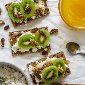 Tostadas de queso fresco, nueces y kiwi verde zespri