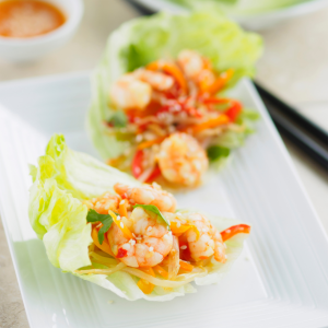 Wrap de corazones baby con gambas y verduras frescas de temporada