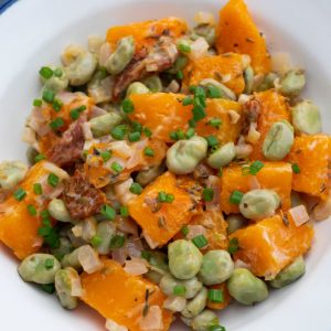 Habas con calabaza y cebolla en plato casero