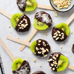 Rodajas de kiwi verde con chocolate y frutos secos