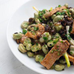 Habas salteadas con carne y con hierbas frescas