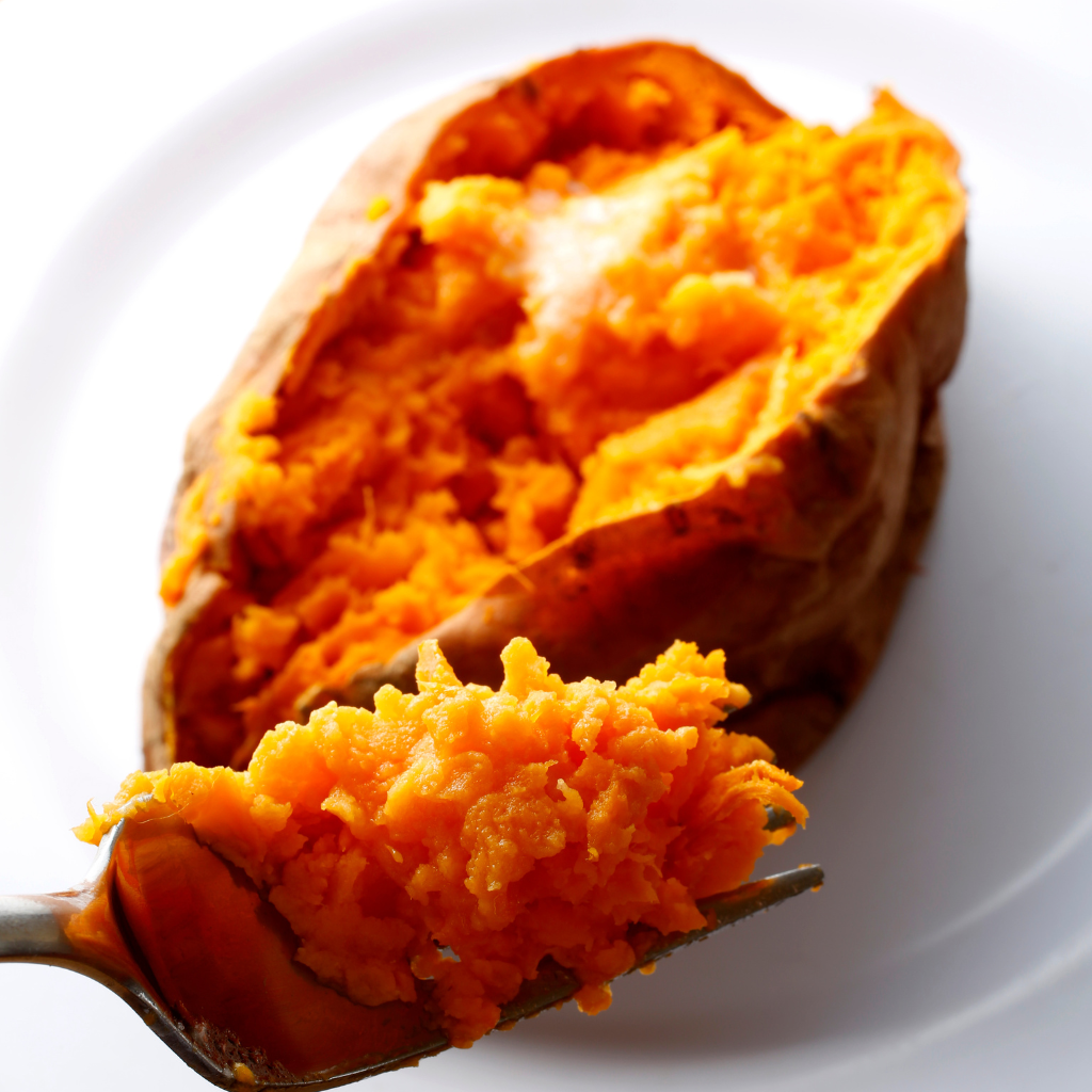 Batata asada abierta con pulpa naranja, lista para comer.