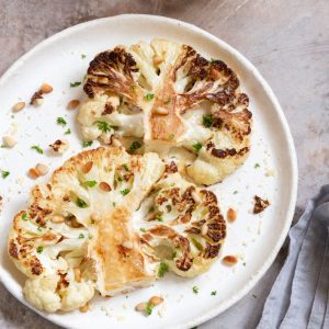 filete de coliflor asada al horno con frutos secos. receta saluable Disfruta Online