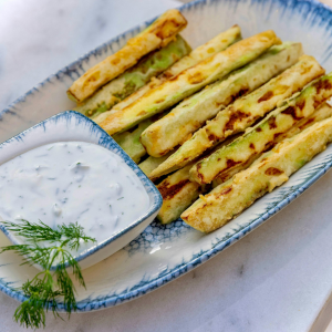 Bastones de calabacín rebozados con salsa casera