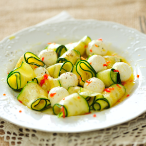 Ensalada de calabacín fresco con mozarella y aceite de oliva