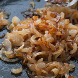 Cebolla dulce caramelizada en una sartén