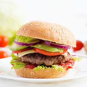 Hamburguesa casera de lentejas con cebolla morada, aguacate y tomate