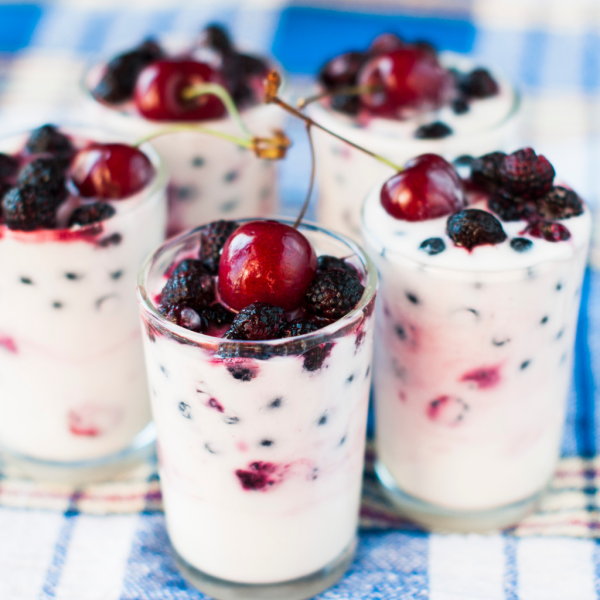 Vasitos de yogur con cerezas frescas y frutas del bosque - comprar en disfrutaonline