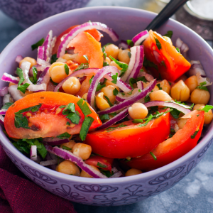 Ensalada fresca de garbanzos con tomate y cebolla morada fresca