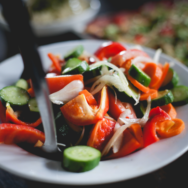Ensalada de pepino, pimiento y cebolla. Frescura 100%