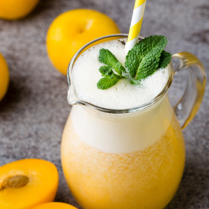 Batido cremoso de ciruelas amarillas y plátano