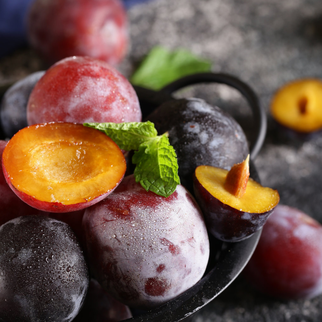 Ciruelas rojas partidas con pulpa jugosa